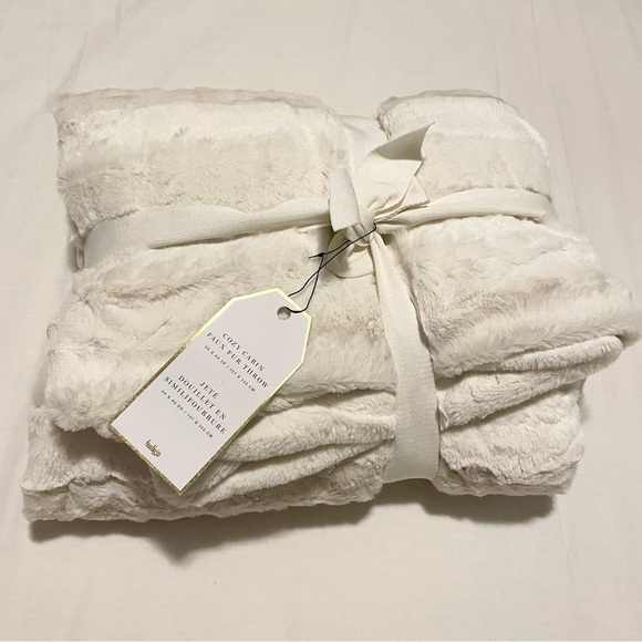 Indigo Cozy Cabin Faux Fur Throw 50” x 60” - Picture 14 of 16